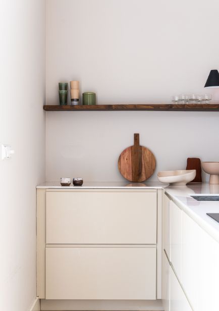 What's not to like? Catch will match ;) Een front met een ingefreesde komgreep die zowel horizontaal als vertikaal toe te passen is.